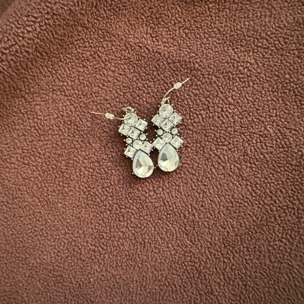 Gently used costume jewelry earrings - Picture 1 of 1